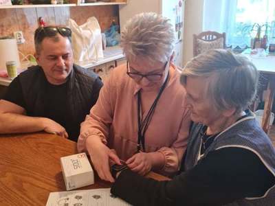 Korpus Wsparcia Seniorów-przekazanie opasek bezpieczeństwa (15)