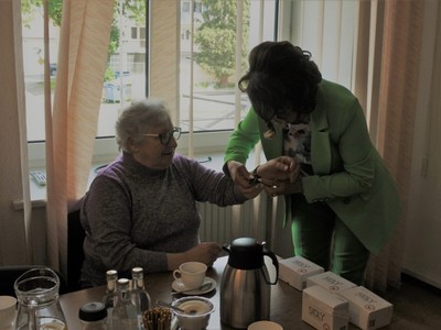 Korpus Wsparcia Seniorów-przekazanie opasek bezpieczeństwa (2)