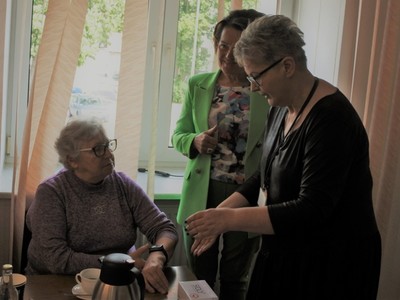 Korpus Wsparcia Seniorów-przekazanie opasek bezpieczeństwa (3)