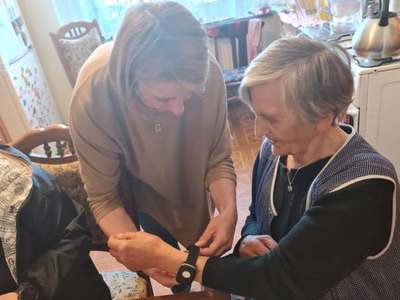 Korpus Wsparcia Seniorów-przekazanie opasek bezpieczeństwa (4)