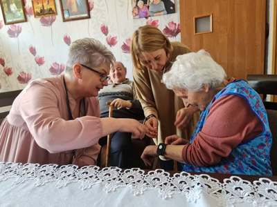 Korpus Wsparcia Seniorów-przekazanie opasek bezpieczeństwa (5)