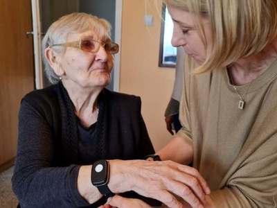 Korpus Wsparcia Seniorów-przekazanie opasek bezpieczeństwa (6)