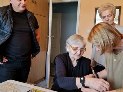 Korpus Wsparcia Seniorów-przekazanie opasek bezpieczeństwa (7)