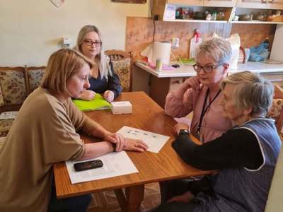 Korpus Wsparcia Seniorów-przekazanie opasek bezpieczeństwa (8)