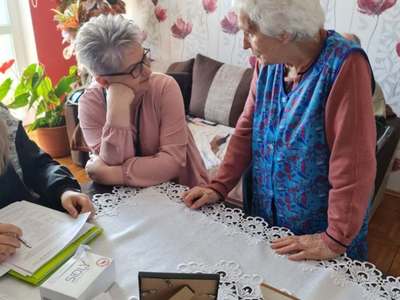 Korpus Wsparcia Seniorów-przekazanie opasek bezpieczeństwa (9)