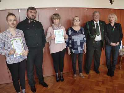 Od lewej: Wioleta Stasik - opiekun koła LOP OREW Bobolice, Jan Kupczak - Łowczy Okręgowy PZŁ w Koszalinie, Cecylia Kula - Tomaszewska - opiekun koła LOP w Szkoła Podstawowa im. Henryka Sienkiewicza w Bobolicach, Maryla Gwizdała - Czekałowska - przewodnicząca komisji rewizyjnej Zarządu Okręgu LOP w Koszalinie, Janusz Obrembski - prezes Zarządu Okręgu LOP w Koszalinie, Grażyna Małkiewicz - v-ce prezes Zarządu Okręgu LOP w Koszalinie.