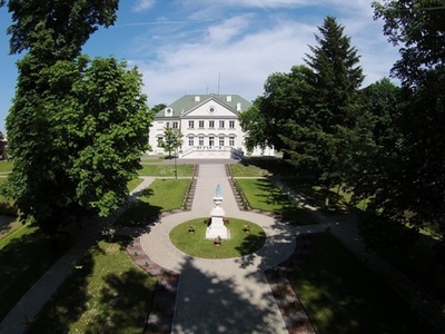 Pałac  Suchodolskich z dalszej perspektywy