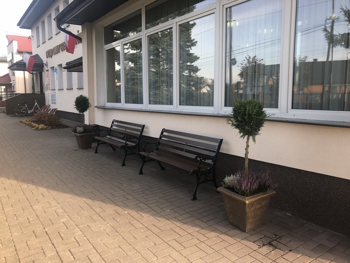 Zdjęcie przedstawiające ławeczki przy ogródku