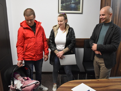 Zdjęcie z powitania nowej mieszkanki Gminy Gościeradów
