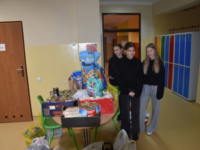 Zdjęcie z akcji zbiórki karmy dla Przytuliska w Rachowie