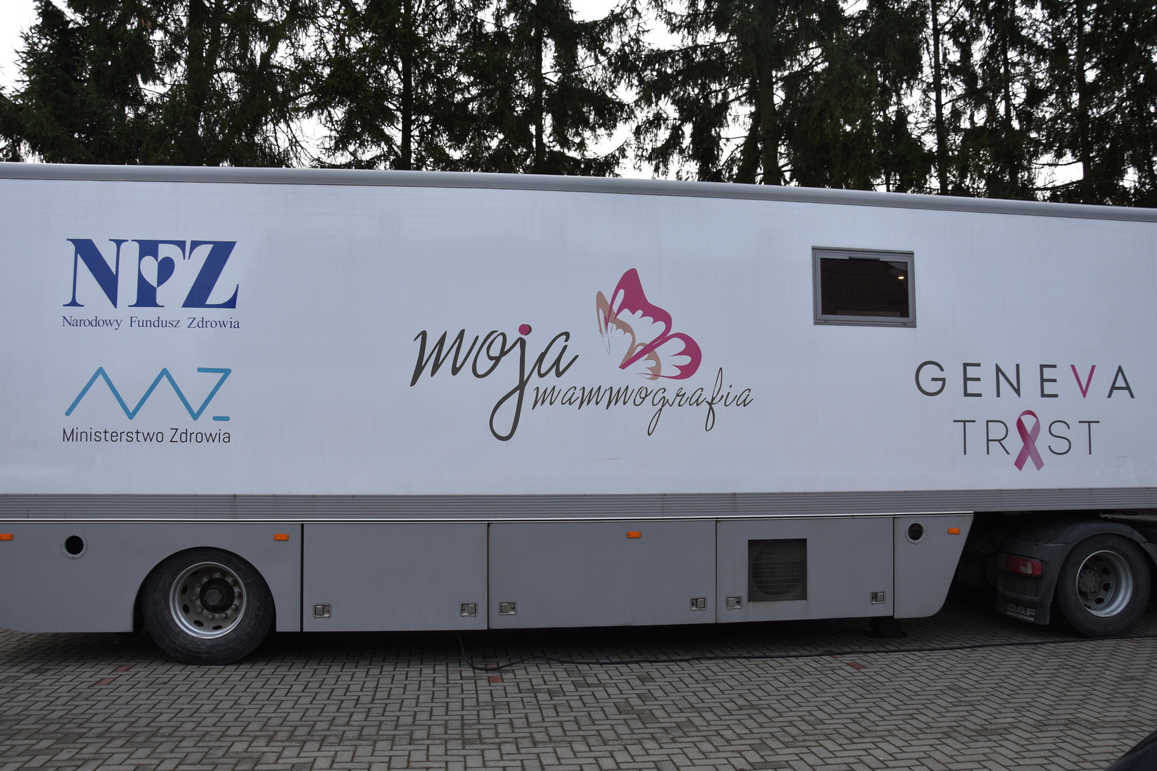 Zdjęcia samochodu, w których zostały przeprowadzone badania mammograficzne