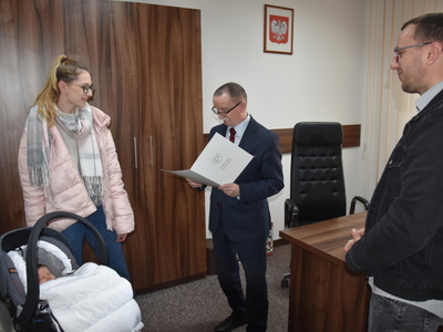 Zdjęcie z powitania nowej mieszkanki Gminy Gościeradów