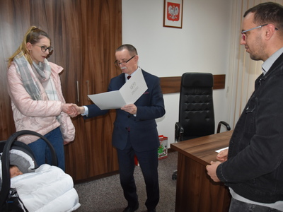 Zdjęcie z powitania nowej mieszkanki Gminy Gościeradów