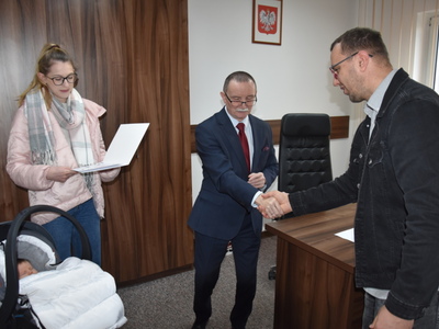 Zdjęcie z powitania nowej mieszkanki Gminy Gościeradów