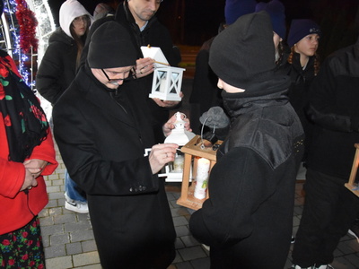 Zdjęcie z przekazania ,,Betlejemskiego Światła Pokoju" w Gminie Gościeradów