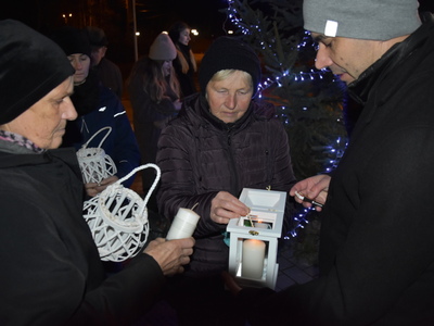 Zdjęcie z przekazania ,,Betlejemskiego Światła Pokoju" w Gminie Gościeradów