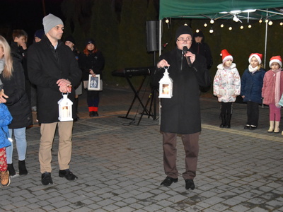 Zdjęcie z przekazania ,,Betlejemskiego Światła Pokoju" w Gminie Gościeradów