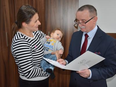 Zdjęcie z powitania nowego mieszkańca gminy Gościeradów