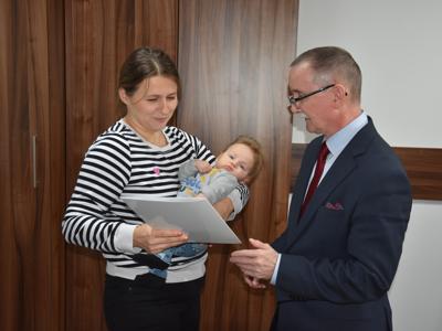 Zdjęcie z powitania nowego mieszkańca gminy Gościeradów