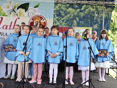 Zdjęcie z XIX Międzydiecezjalnego Przeglądu Pieśni Maryjnej na ,,Polu Zjawienia” w Księżomierzy