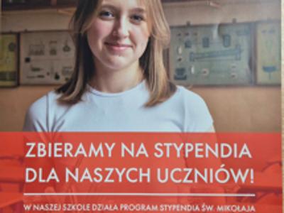 Zdjęcie dziewdzynki i informacji dotyczacej  wolontariuszy z Liśnika Dużego pomagających i grających o Skarb Solidarności
