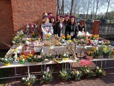 Zdjęcie z ozdobami wielkanocnymi i wolontariuszami z Liśnika Dużego pomagającymi i grającymi o Skarb Solidarności 