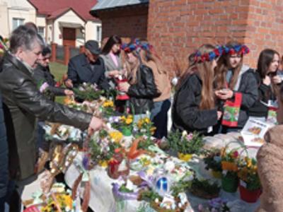 Zdjęcie z ozdobami wielkanocnymi i wolontariuszami z Liśnika Dużego pomagającymi i grającymi o Skarb Solidarności 