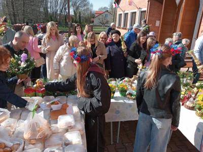 Zdjęcie z ozdobami wielkanocnymi i wolontariuszami z Liśnika Dużego pomagającymi i grającymi o Skarb Solidarności 