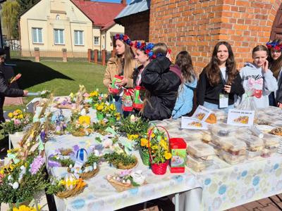 Zdjęcie z ozdobami wielkanocnymi i wolontariuszami z Liśnika Dużego pomagającymi i grającymi o Skarb Solidarności 