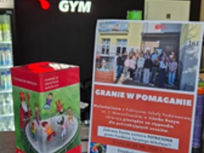 Zdjęcie z puszką i ulotką wolontariuszy z Liśnika Dużego pomagającymi i grającymi o Skarb Solidarności 