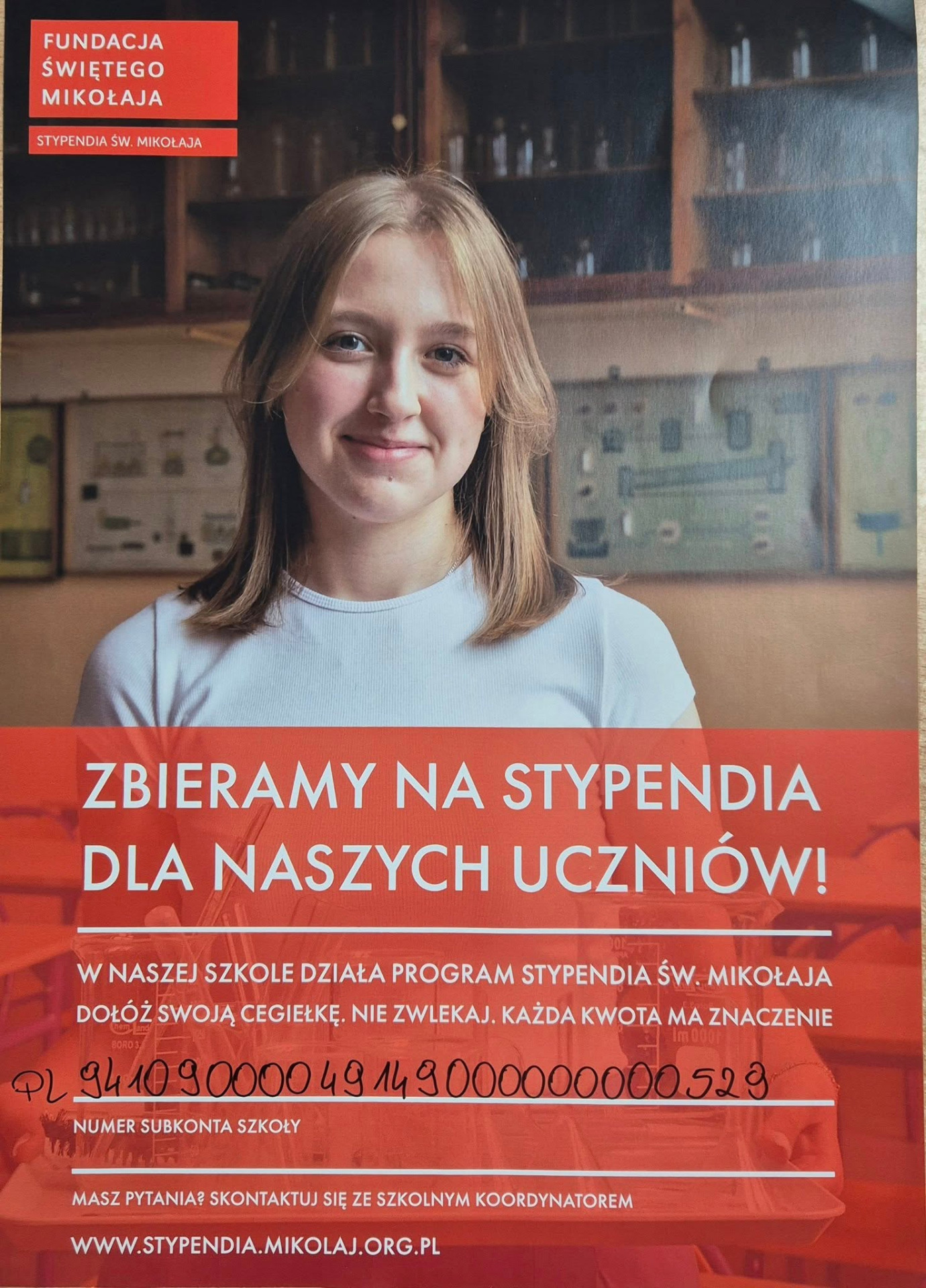 Zdjęcie dziewdzynki i informacji dotyczacej wolontariuszy z Liśnika Dużego pomagających i grających o Skarb Solidarności