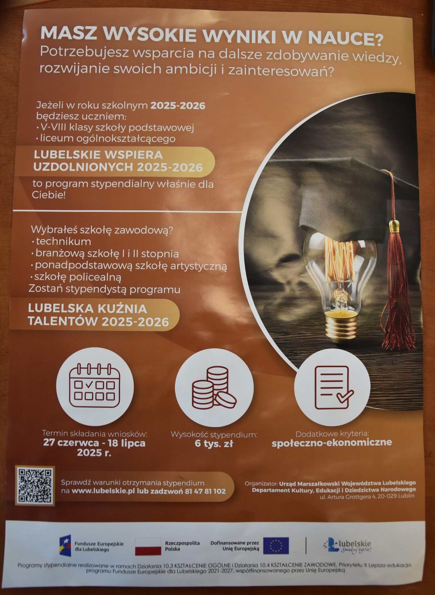 Zdjęcie plakatu dotyczącego stypendii uczniowskich