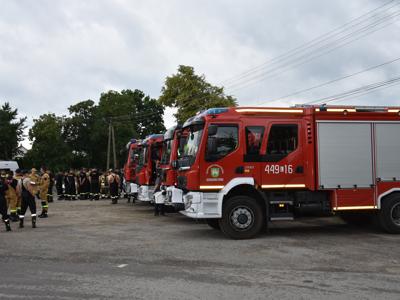 Zdjęcie jednostek ochrony przeciwpożarowej na placu targowym w Gościeradowie
