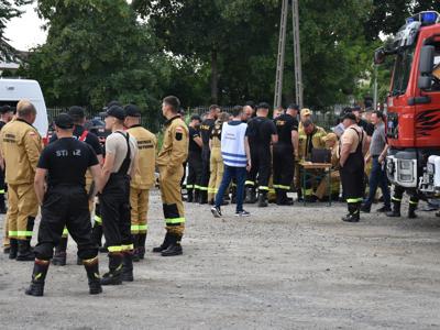 Zdjęcie jednostek ochrony przeciwpożarowej na placu targowym w Gościeradowie