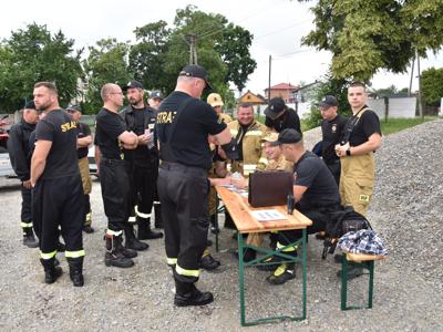 Zdjęcie jednostek ochrony przeciwpożarowej na placu targowym w Gościeradowie