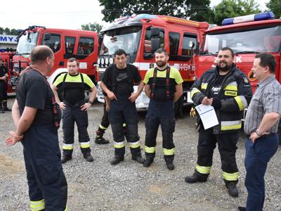 Zdjęcie jednostek ochrony przeciwpożarowej na placu targowym w Gościeradowie