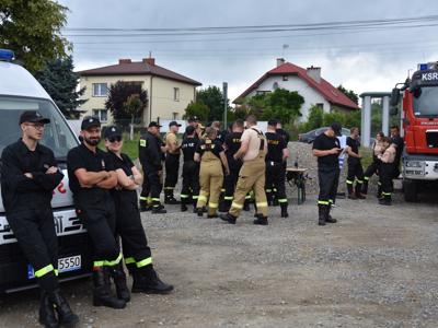 Zdjęcie jednostek ochrony przeciwpożarowej na placu targowym w Gościeradowie