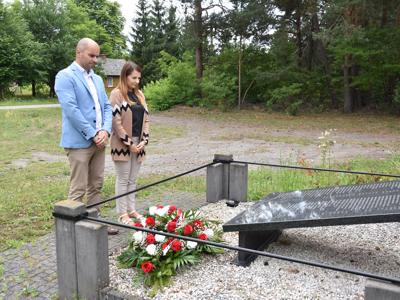 Zdjęcie  przedstawiające delegację Urzędu Gminy  przed pomnikiem w Wólce Szczeckiej