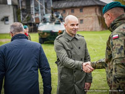 Zdjęcie 18 Brygady Zmotoryzowanej podczas uroczystości podniesienia flagi