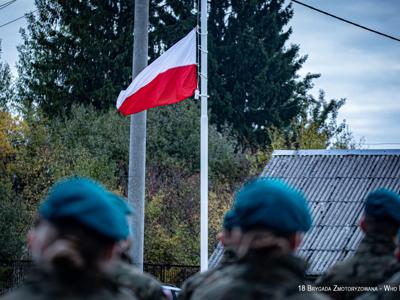Zdjęcie 18 Brygady Zmotoryzowanej podczas uroczystości podniesienia flagi