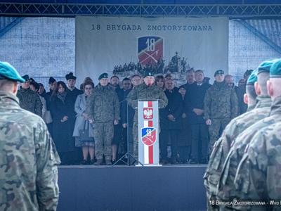 Zdjęcie 18 Brygady Zmotoryzowanej podczas uroczystości podniesienia flagi