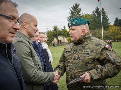 Zdjęcie 18 Brygady Zmotoryzowanej podczas uroczystości podniesienia flagi