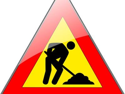 Zdjęcie znaku dotyczącego remontu drogi