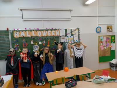 Zdjęcie dzieci w szkole