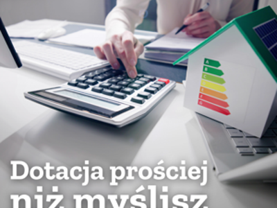 Zdjęcie osobby liczącej na kalkulatorze