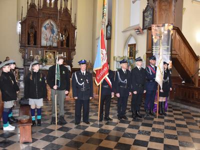 Zdjęcie przed Pomnikiem Pamięci Narodowej w Gościeradowie z okazji Narodowego Święta Niepodległości