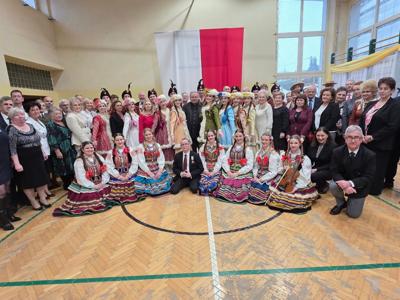 Zdjęcie zaproszonych gości z jubileuszu Stowarzyszenia Przyjaciół Gościeradowa