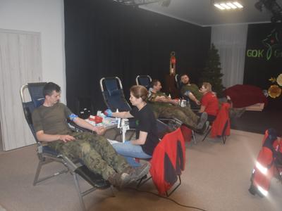 Zdjęcie z żołnierzami 2 LBOT podczas akcji krwiodawstwa