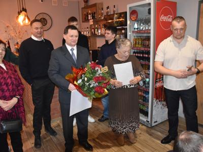 Zdjęcie przedstwiajace delegację wraz bukietem kwiatów