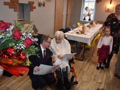 Wójt Gminy składający życzenia Jubilatce